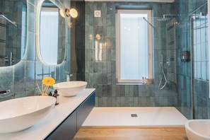 Dusche, Haartrockner, Bidet, Handtücher