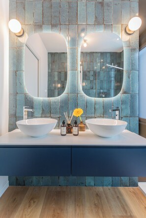 Shower, hair dryer, bidet, towels