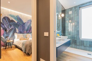 Douche, sèche-cheveux, bidet, serviettes fournies