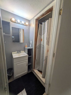 Dusche, Haartrockner, Handtücher, Seife