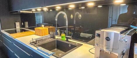 Fridge, oven, stovetop, dishwasher