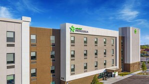 Un moderno edificio de hotel con techo plano, múltiples ventanas y un letrero de Extended Stay America.