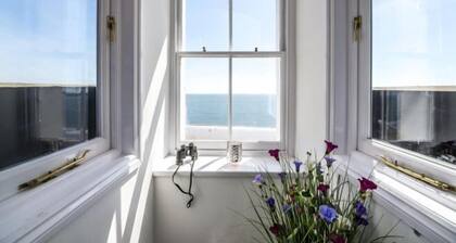 The Penthouse - Luxury 1 Bed - Panorama - Tenby