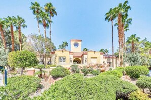 Exterior - Dwell Descans ※ Restful Haven Steps to Vegas Strip (Las Vegas)