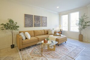 Living area - Dwell Descans ※ Restful Haven Steps to Vegas Strip (Las Vegas)