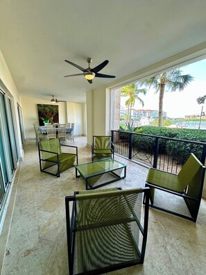 Outdoor dining - Aqua Marina at Marina Cap Cana (Punta Cana)