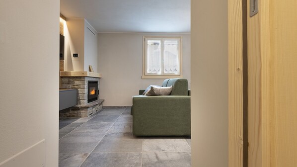Smart TV, fireplace