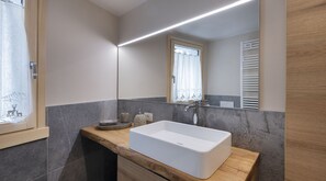 Dusche, kostenlose Toilettenartikel, Haartrockner, Bidet