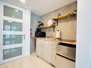 Réfrigérateur, micro-ondes, cafetière/bouilloire