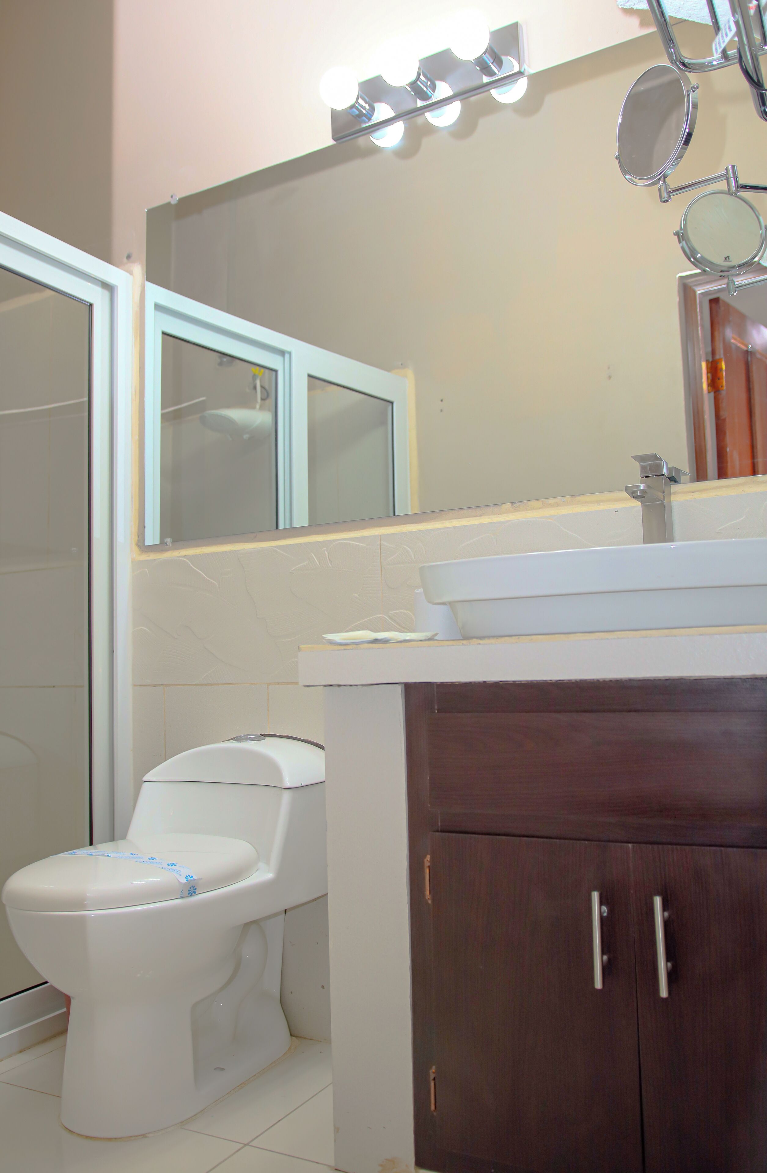 Deluxe driepersoonskamer | Badkamer | Een douche, handdoeken, zeep, shampoo