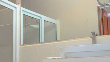 Deluxe Triple Room | Bathroom | Shower, towels, soap, shampoo