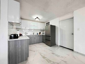 Kjøleskap, mikrobølgeovn, kokeplater og kaffetrakter/tekoker