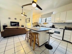 Kühlschrank, Mikrowelle, Herdplatte, Wasserkocher mit Kaffee-/Teezubehör