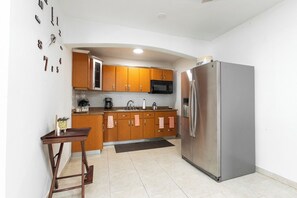 Jääkaappi, mikroaaltouuni, kahvin-/teenkeitin