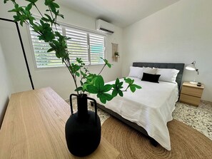 Escritorio, tabla de planchar con plancha, wifi gratis y ropa de cama