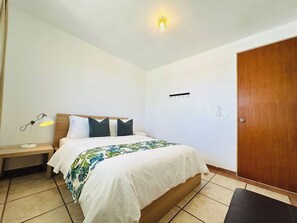 2 bedrooms, iron/ironing board, WiFi