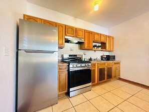 Køleskab, mikrobølgeovn, kogeplade, kaffe-/temaskine