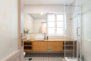 Bruser, hårtørrer, håndklæder, Shampoo