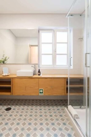 Douche, sèche-cheveux, serviettes fournies