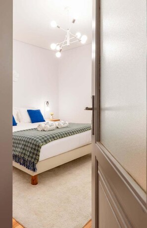 2 bedrooms, iron/ironing board, internet, bed sheets