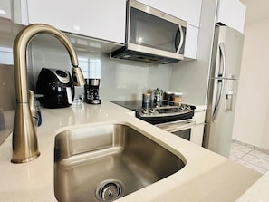 Micro-ondes, plaque de cuisson, cafetière/bouilloire
