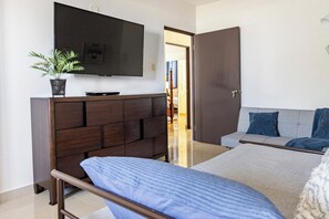 4 habitaciones, tabla de planchar con plancha, wifi y ropa de cama 