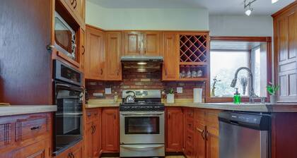 Parkside Manor*NEW* - Walk to Husky Park!8Mi.toCDP