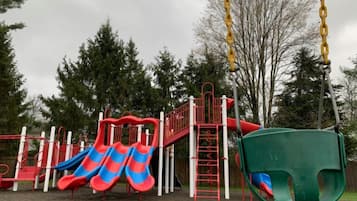 Un parque infantil con toboganes y columpios.