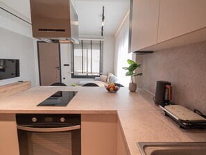 Kühlschrank, Mikrowelle, Ofen, Wasserkocher mit Kaffee-/Teezubehör