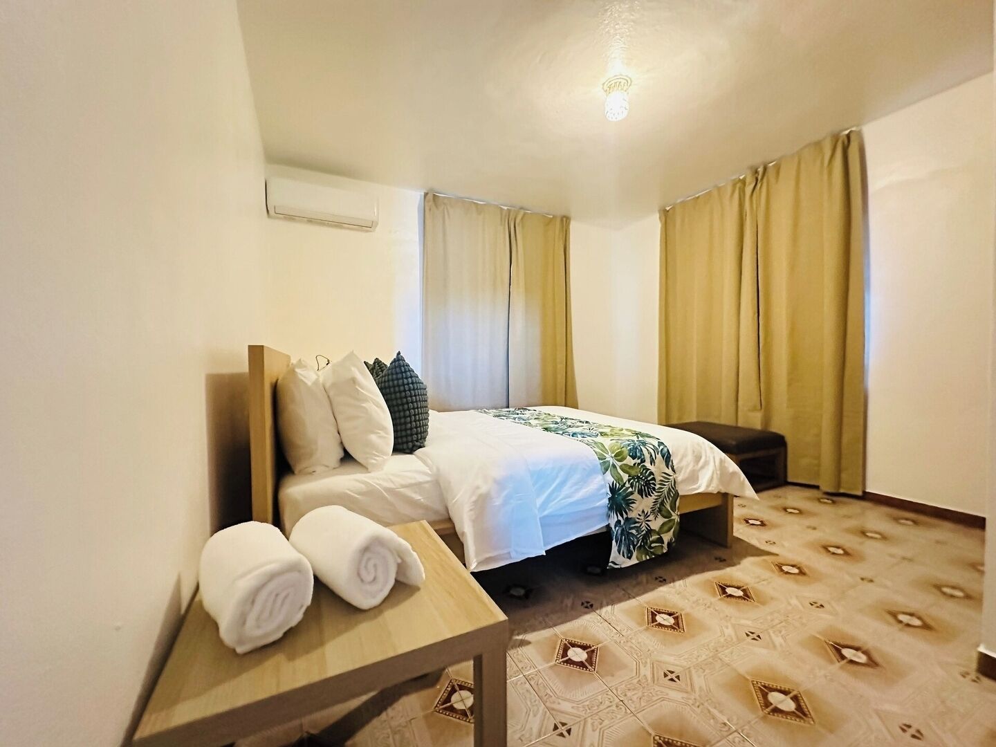 2 bedrooms, iron/ironing board, WiFi