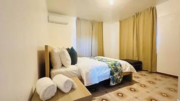 2 bedrooms, iron/ironing board, WiFi