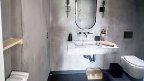 Ducha, secador de pelo, toallas y papel higiénico