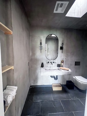 Een douche, een haardroger, handdoeken, toiletpapier