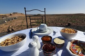 Outdoor dining - Nkhila Lodge (Sidi Badhaj)