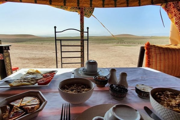 Outdoor dining - Nkhila Lodge (Sidi Badhaj)