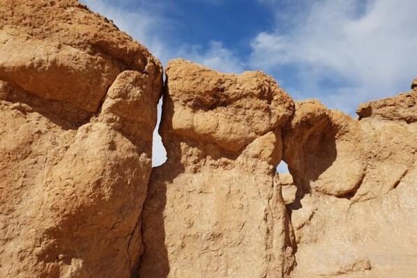 Une formation rocheuse naturelle présentant une étroite ouverture entre deux grandes parois rocheuses.