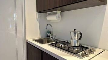 Fridge, microwave, stovetop, coffee/tea maker