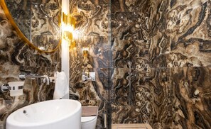 Douche, sèche-cheveux, serviettes fournies