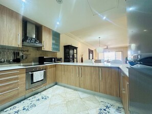 Frigorífico, microondas, horno y placa de cocina