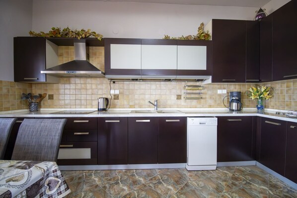 Oven, dishwasher, coffee/tea maker, toaster