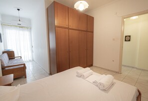 2 bedrooms, iron/ironing board, internet, bed sheets