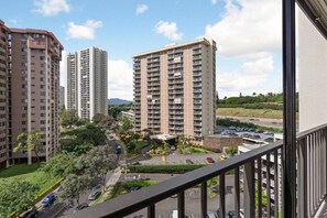 Property grounds - Ocean View Walk to Mall Free Parking, W/D, AC (Aiea)