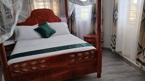 4 bedrooms, iron/ironing board, internet, bed sheets