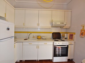 Réfrigérateur, four, lave-vaisselle, cafetière/bouilloire