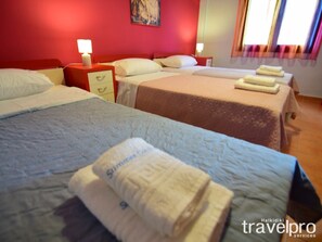 2 chambres, fer et planche à repasser, Wi-Fi, draps fournis