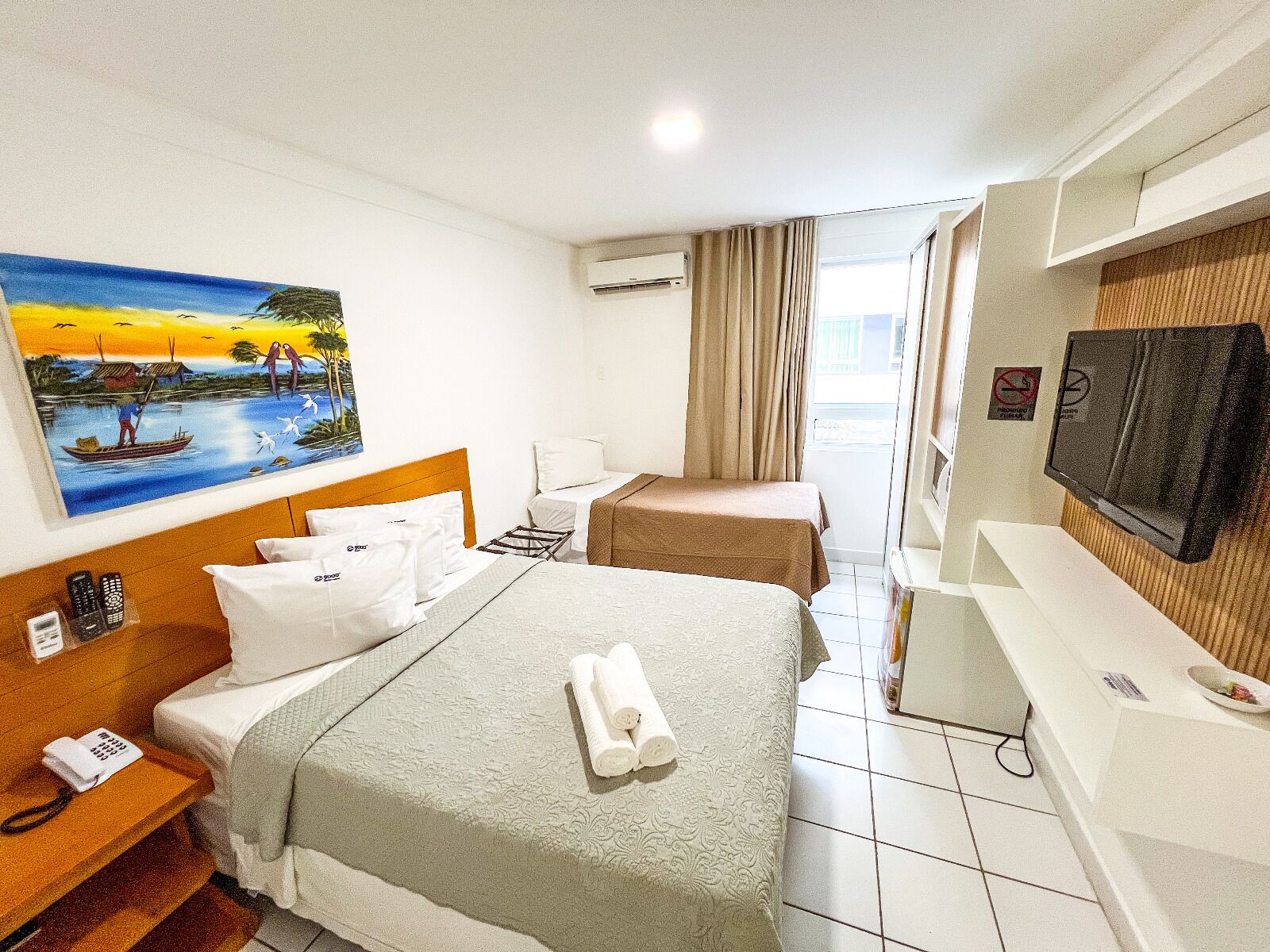 Quarto triplo standard | Cofres nos quartos, cortinas blackout, berço de viagem