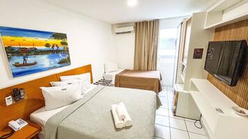 Quarto triplo standard | Cofres nos quartos, cortinas blackout, berço de viagem