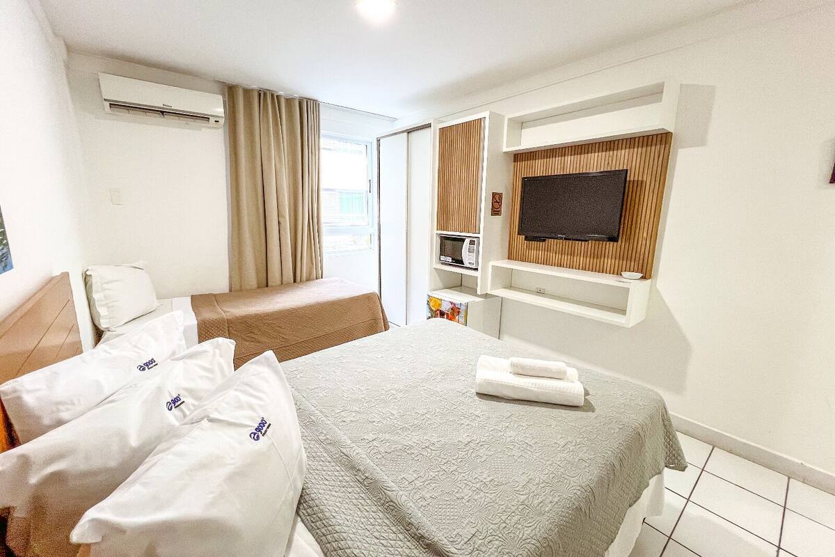 Chambre triple Standard | Coffre-fort, rideaux d’obscurcissement, accès au Wi-Fi (inclus)
