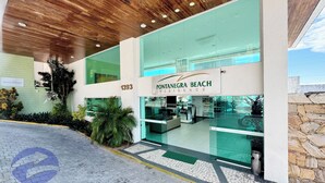 A modern building with a sign reading 'PONTANEGRA BEACH RESIDENCE' and a number '1393' on the facade. -  Ponta Negra Beira Mar - Pimentel (Natal)
