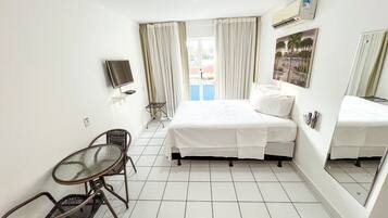 Quarto quádruplo | Cofres nos quartos, cortinas blackout, berço de viagem